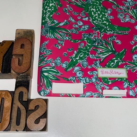 🌴LILLY PULITZER iPad Cover in Hot Pink & Green Alligator Print - Picture 5 of 8